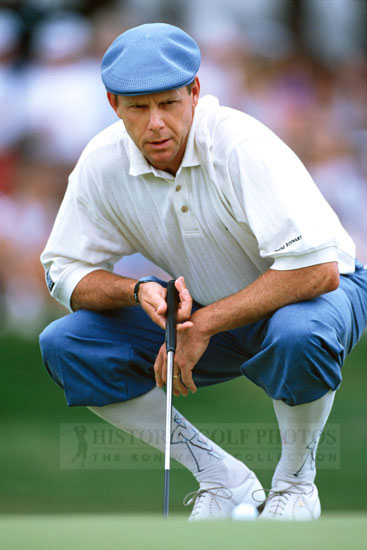 Payne Stewart line up putt at 1999 US Open - Historic Golf Photos